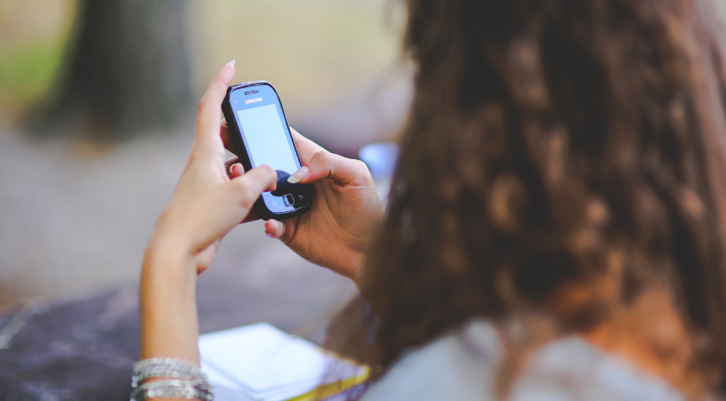 Dumbphones, o la via di fuga della generazione algoritmica