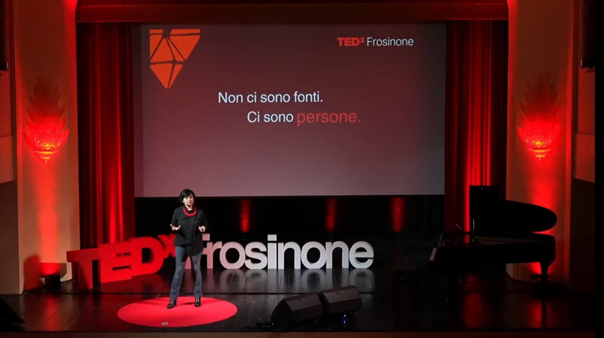 “Non ci sono fonti, ci sono persone”: il TEDx di Assunta Corbo sul giornalismo che cura